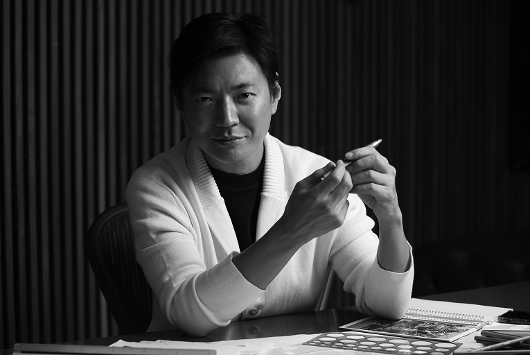 Retrato de Alex Hanazaki, fundador do escritório Hanazaki Paisagismo
